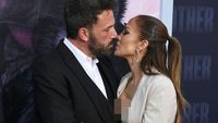 Foto: Ben Affleck Pamer Mesra Bareng Jlo Setelah Mantan Puji Teknik Seksnya