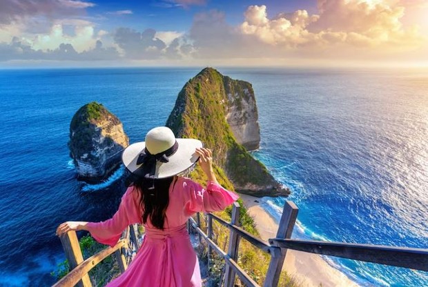 Perempuan sedang menikmati pemandangan laut