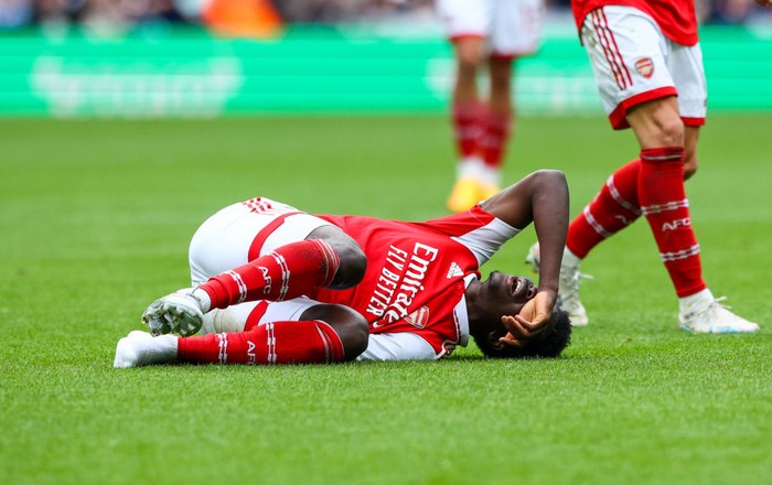 NEWCASTLE UPON TYNE, ENGLAND - MAY 07: Arsenals Bukayo Saka lays injured during the Premier League match between Newcastle United and Arsenal FC at St. James Park on May 7, 2023 in Newcastle upon Tyne, United Kingdom. (Photo by Alex Dodd - CameraSport via Getty Images)