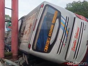 Mobil yang Ditabrak Bus Sumber Selamat Ternyata Bawa Rokok Tanpa Cukai Mobil yang Ditabrak Bus Sumber Selamat Ternyata Bawa Rokok Tanpa Cukai