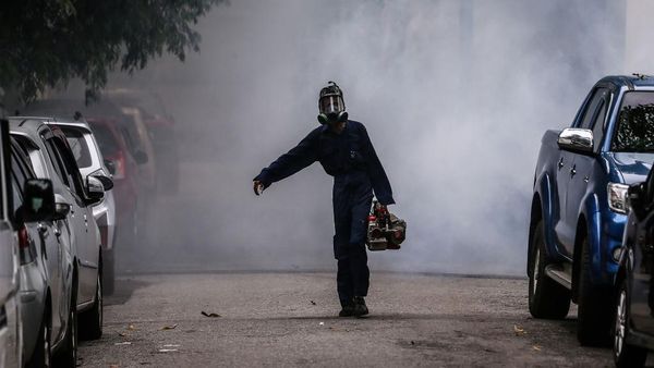 Cegah DBD, Perumahan Warga di Sri Lanka Difogging