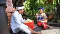 10 Potret Dedi Mulyadi saat Bantu Penjual Makanan UMKM