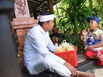 10 Potret Dedi Mulyadi saat Bantu Penjual Makanan UMKM
