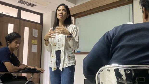 Dian Sastrowardoyo jadi dosen di Univesitas Indonesia.
