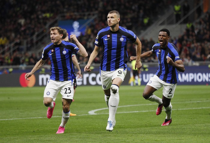 Soccer Football - Champions League - Semi Final - First Leg - AC Milan v Inter Milan - San Siro, Milan, Italy - May 10, 2023 Inter Milans Edin Dzeko celebrates scoring their first goal with Nicolo Barella and Denzel Dumfries REUTERS/Alessandro Garofalo