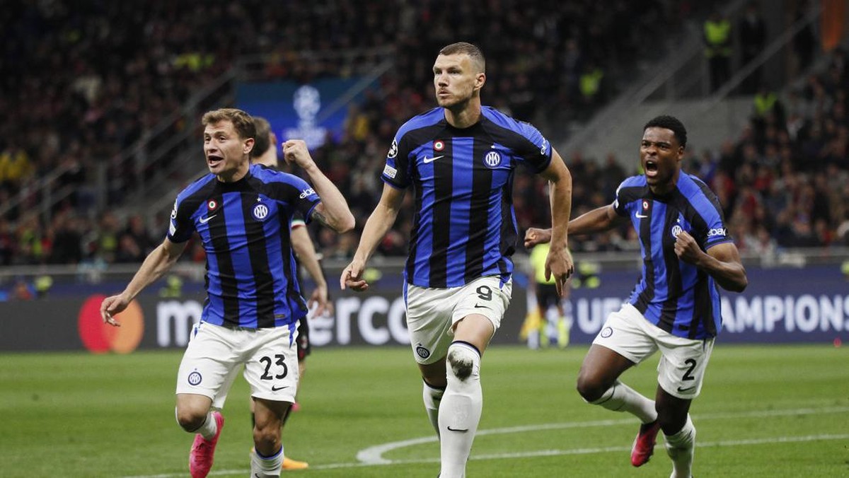 Edin Dzeko mencetak gol di laga AC Milan vs Inter. (Foto: REUTERS/ALESSANDRO GAROFALO)
