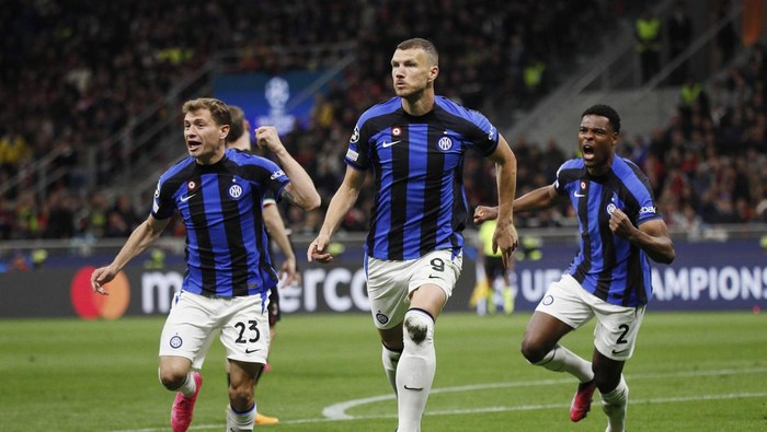 Soccer Football - Champions League - Semi Final - First Leg - AC Milan v Inter Milan - San Siro, Milan, Italy - May 10, 2023 Inter Milans Edin Dzeko celebrates scoring their first goal with Nicolo Barella and Denzel Dumfries REUTERS/Alessandro Garofalo