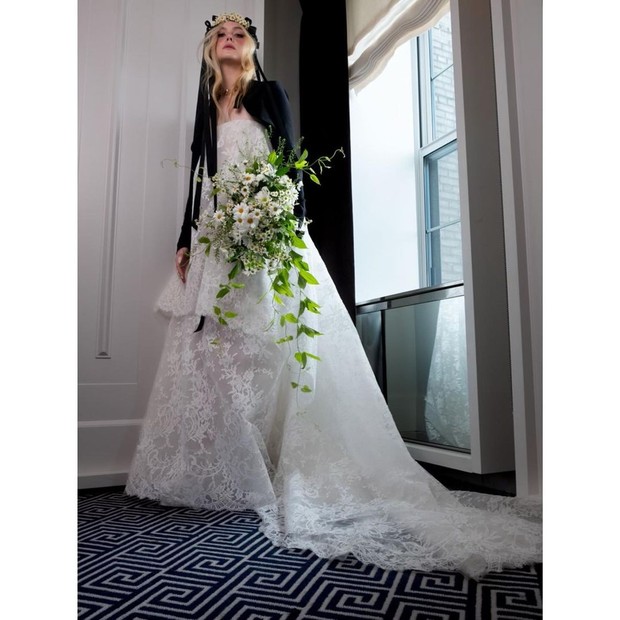 Elle Fanning dengan dress putih di Met Gala 2023/Sumber: IG @ellefanning