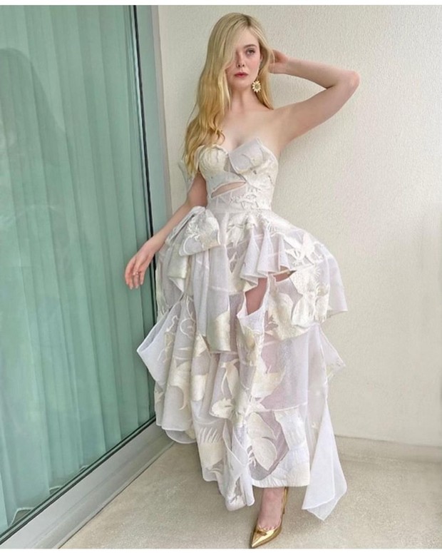 Elle Fanning dengan dress putih elegan/Sumber: IG @ellefanning