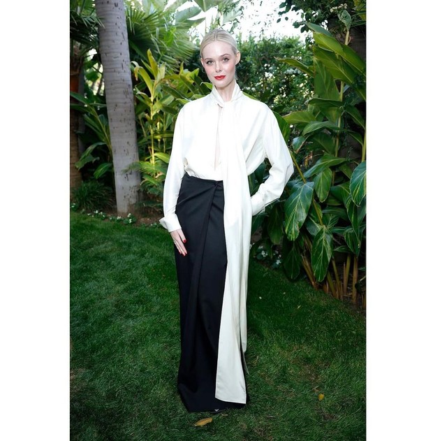 Elle Fanning dengan kemeja putih dan rok lilit/Sumber: IG @ellefanning