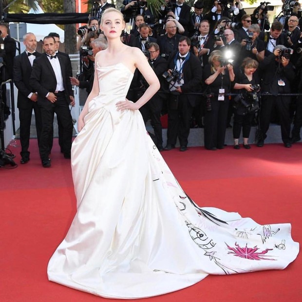 Elle Fanning dengan train dress putih/Sumber: IG @ellefanning