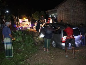 Grand Livina Hilang Kendali Nyungsep ke Sawah di Ponorogo