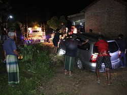 Grand Livina Hilang Kendali Nyungsep ke Sawah di Ponorogo