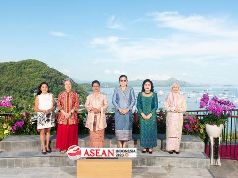 LABUAN BAJO, INDONESIA - MAY 10: (----EDITORIAL USE ONLY - MANDATORY CREDIT - 'ASEAN2023 HOST PHOTOGRAPHER / HANDOUT' - NO MARKETING NO ADVERTISING CAMPAIGNS - DISTRIBUTED AS A SERVICE TO CLIENTS----) (From L to R) Philippines First Lady Louise Araneta-Marcos, Singaporean First Lady Ho Ching, Indonesian First Lady Iriana Joko Widodo, Laotian First Lady Vandala Siphandone, Cambodia First Lady Bun Rany Hun Sen, and Malaysian First Lady Datoâ Seri Dr. Wan Azizah pose for a family photo during the spouse program of the 42nd ASEAN Summit 2023 in Labuan Bajo, Indonesia on May, 10, 2023. (Photo by ASEAN2023 Host Photographer / Handout/Anadolu Agency via Getty Images)