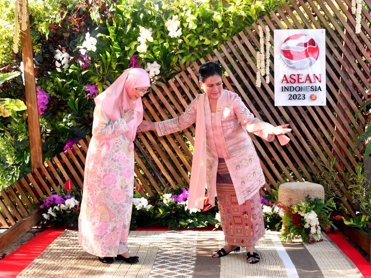 Gaya Iriana Jokowi dan Istri Pemimpin ASEAN 2023