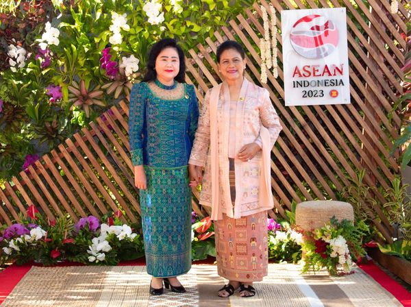 Foto: Iriana Jokowi Anggun Berkebaya-Tenun NTT di Acara Istri Pemimpin ASEAN