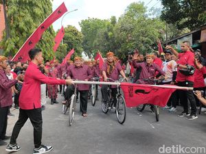 Dilepas Gibran, Bacaleg PDIP Pakai Lurik Bersepeda Daftar ke KPU Solo
