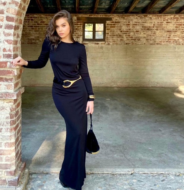 Hailee Steinfeld dengan longdress hitam yang elegan/Sumber: IG @haileesteinfeld Hailee Steinfeld dengan longdress hitam yang elegan/Sumber: IG @haileesteinfeld