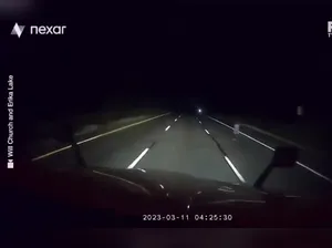 Geger Sopir Truk Rekam Sosok Aneh Serba Putih di Jalan Raya Geger Sopir Truk Rekam Sosok Aneh Serba Putih di Jalan Raya