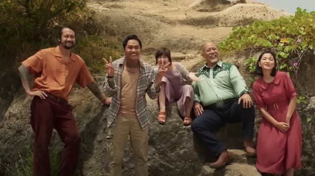 Hello Ghost merupakan film yang dibintangi Onadio Leonardo alias Onad sebagai pemeran utama.