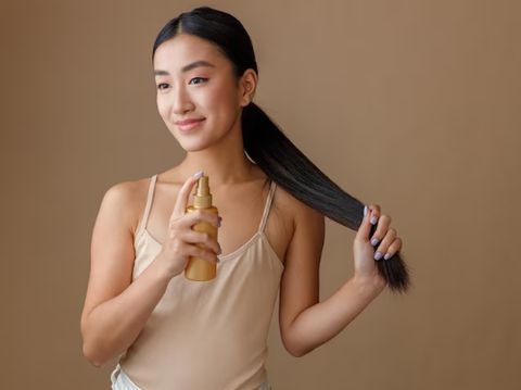 Ilustrasi menyemprotkan hair mist /Foto: freepik.com