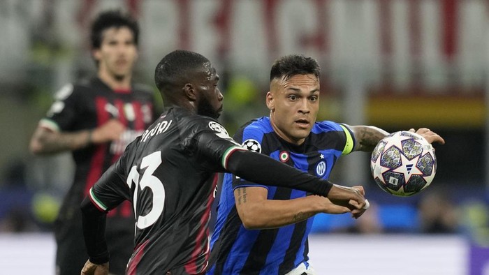 Inter Milans Lautaro Martinez, right, fights for the ball with AC Milans Fikayo Tomori during the Champions League semifinal first leg soccer match between AC Milan and Inter Milan at the San Siro stadium in Milan, Italy, Wednesday, May 10, 2023. (AP Photo/Antonio Calanni)