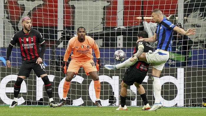 Inter Milans Edin Dzeko, right, scores his sides opening goal during the Champions League semifinal first leg soccer match between AC Milan and Inter Milan at the San Siro stadium in Milan, Italy, Wednesday, May 10, 2023. (Spada/LaPresse via AP)