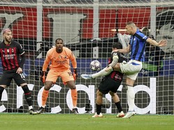 Calabria Memang Kewalahan Hadapi Dzeko