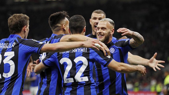 Soccer Football - Champions League - Semi Final - First Leg - AC Milan v Inter Milan - San Siro, Milan, Italy - May 10, 2023 Inter Milans Henrikh Mkhitaryan celebrates scoring their second goal with Lautaro Martinez, Federico Dimarco and Edin Dzeko REUTERS/Alessandro Garofalo