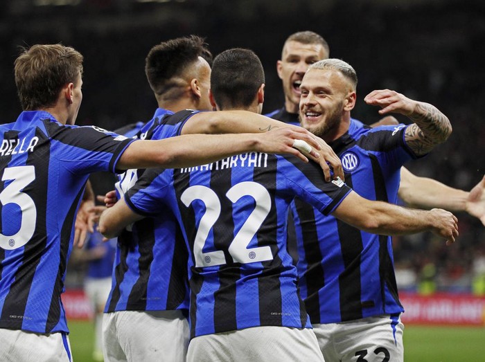 Soccer Football - Champions League - Semi Final - First Leg - AC Milan v Inter Milan - San Siro, Milan, Italy - May 10, 2023 Inter Milan's Henrikh Mkhitaryan celebrates scoring their second goal with Lautaro Martinez, Federico Dimarco and Edin Dzeko REUTERS/Alessandro Garofalo