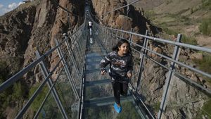Iran Punya Jembatan Gantung Kaca Tertinggi di Timur Tengah, Berani Lewat?