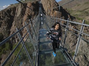 Iran Punya Jembatan Gantung Kaca Tertinggi di Timur Tengah, Berani Lewat? Iran Punya Jembatan Gantung Kaca Tertinggi di Timur Tengah, Berani Lewat?