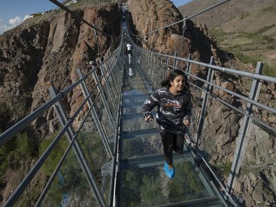 Iran Punya Jembatan Gantung Kaca Tertinggi di Timur Tengah, Berani Lewat?