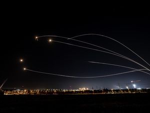 Roket Beterbangan Saat Israel dan Milisi Palestina Saling Serang di Gaza