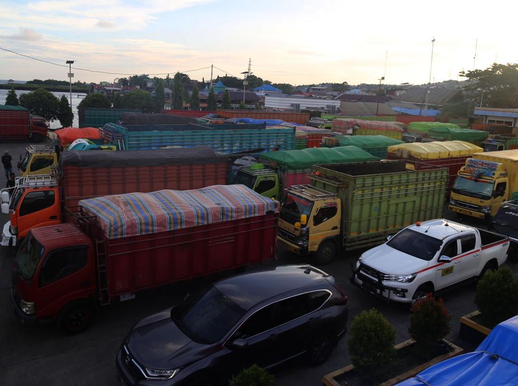 Jembatan Pelabuhan di Ternate Ambruk, Truk Logistik Menumpuk Jembatan Pelabuhan di Ternate Ambruk, Truk Logistik Menumpuk