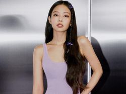 7 Gaya Jennie BLACKPINK Pakai Mini Dress Hasil Kolaborasi dengan Calvin Klein