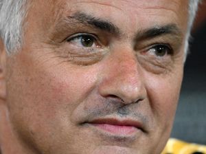 Mourinho Tertawakan Rumor PSG