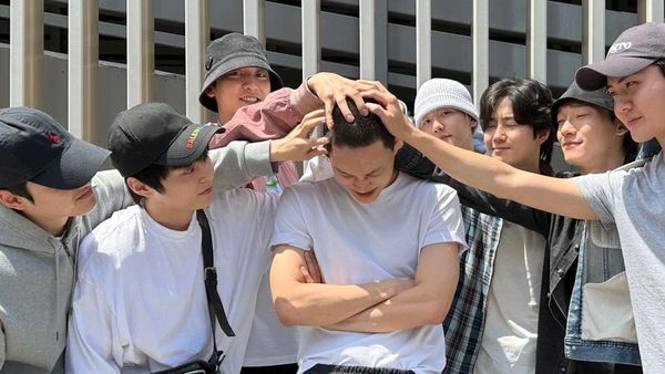 Kai Berangkat Wamil Diantar EXO dengan Penuh Sayang