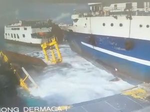 Detik-detik KMP Mutiara Pertiwi Tabrak Dermaga Bastiong Ternate Detik-detik KMP Mutiara Pertiwi Tabrak Dermaga Bastiong Ternate