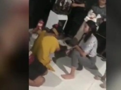Tragis ABG Wanita Tangan-Kaki Diikat Lalu Ditendang gegara Curi Uang Teman