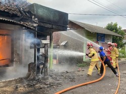 Rumah Pedagang Bensin Eceran di Ciamis Terbakar, 4 Orang Luka