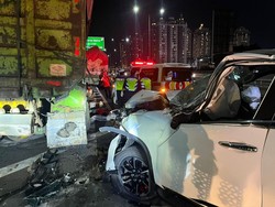 Mobil Ringsek Parah Usai Menabrak Truk di Exit Tol Podomoro