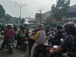Lalin Ciputat Arah Jakarta Padat Merayap, Warga: Pusing Kena Macet Tiap Pagi