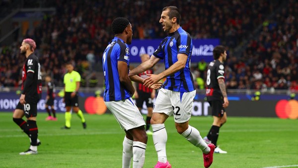 MILAN, ITALY - MAY 10: Henrikh Mkhitaryan of FC Internazionale celebrates after scoring the teams second goal with teammate Denzel Dumfries during the UEFA Champions League semi-final first leg match between AC Milan and FC Internazionale at San Siro on May 10, 2023 in Milan, Italy. (Photo by Clive Rose/Getty Images)