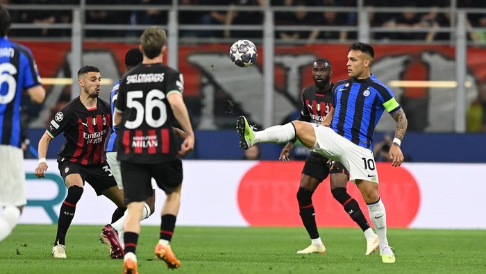 MILAN, ITALY - MAY 10:  Rade Krunic of AC Milan competes for the ball with Lautaro Martinez of FC Internazionale during the UEFA Champions League semi-final first leg match between AC Milan and FC Internazionale at San Siro on May 10, 2023 in Milan, Italy. (Photo by Claudio Villa/AC Milan via Getty Images)