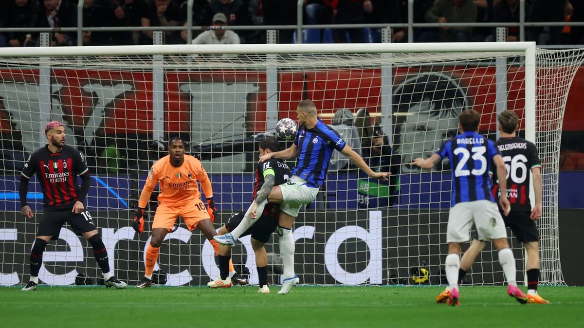 Gol Edin Dzeko ke gawang AC Milan. (Foto: Getty Images/Alex Grimm)