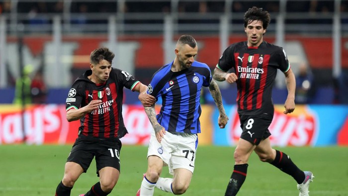 Soccer Football - Champions League - Semi Final - First Leg - AC Milan v Inter Milan - San Siro, Milan, Italy - May 10, 2023 AC Milans Brahim Diaz and Sandro Tonali in action with Inter Milans Marcelo Brozovic REUTERS/Claudia Greco