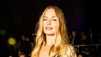 Gaya Retro Seksi Margot Robbie Pakai Bikini dan Jeans di Show Chanel