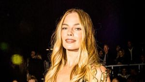 Gaya Retro Seksi Margot Robbie Pakai Bikini dan Jeans di Show Chanel