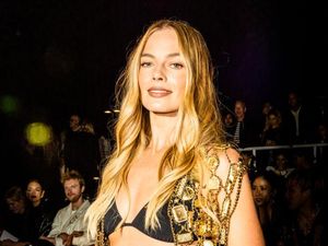Gaya Retro Seksi Margot Robbie Pakai Bikini dan Jeans di Show Chanel